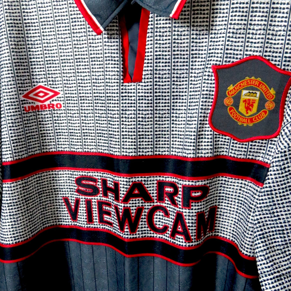 Nostalgic Football Shirts Manchester United 1995-96 uitshirt met Sharp sponsor, Umbro logo en clubembleem.
