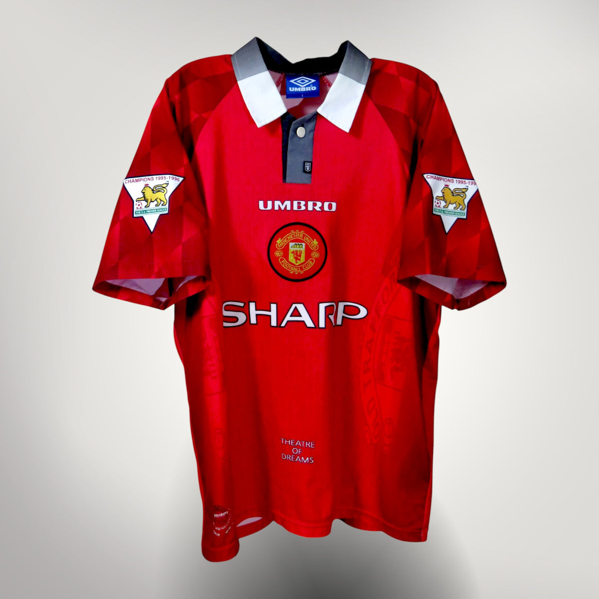 Nostalgic Football Shirts Manchester United 1996-98 thuisshirt in rood met witte kraag en Sharp sponsorlogo
