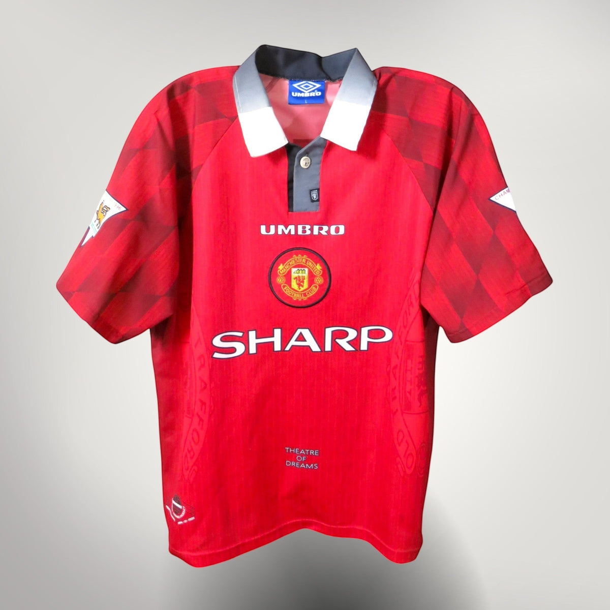 Nostalgic Football Shirts Manchester United 1996-98 Umbro thuisshirt in rood met kraag en Sharp sponsorlogo