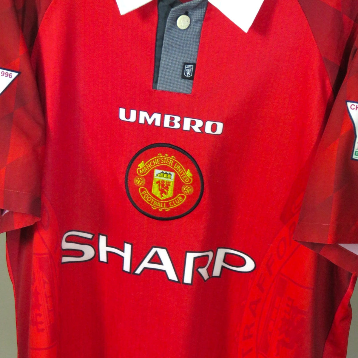 Nostalgic Football Shirts Manchester United 1996-98 rood thuisshirt met witte kraag en Sharp sponsorlogo
