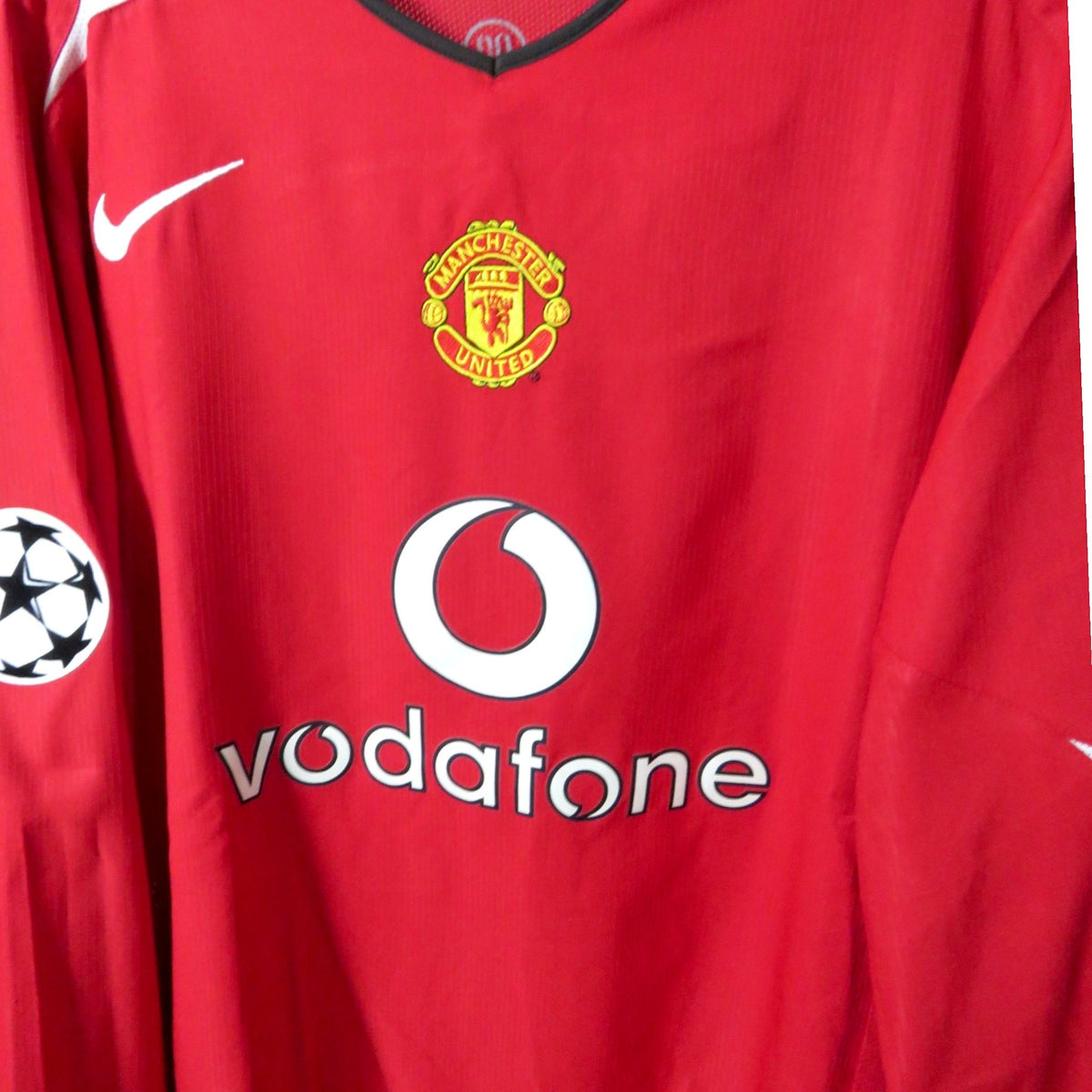 Nostalgic Football Shirts Manchester United 2004-06 thuisshirt met rode kleur, Nike logo, Vodafone sponsor en clubembleem, product code 118835