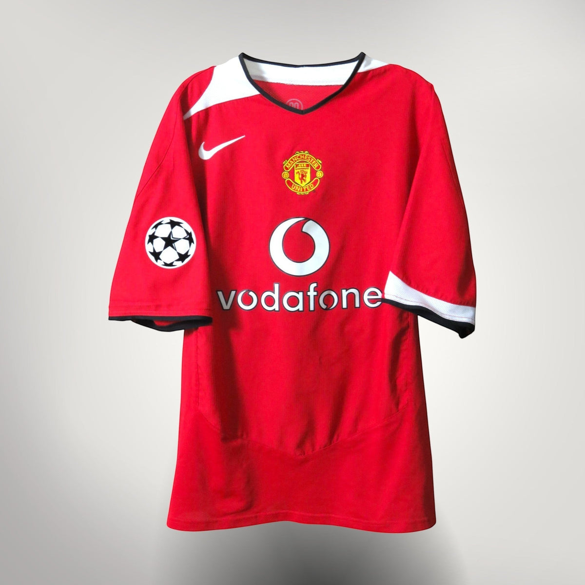 Nostalgic Football Shirts Manchester United 2004-06 thuisshirt rood met Vodafone sponsor en Nike logo