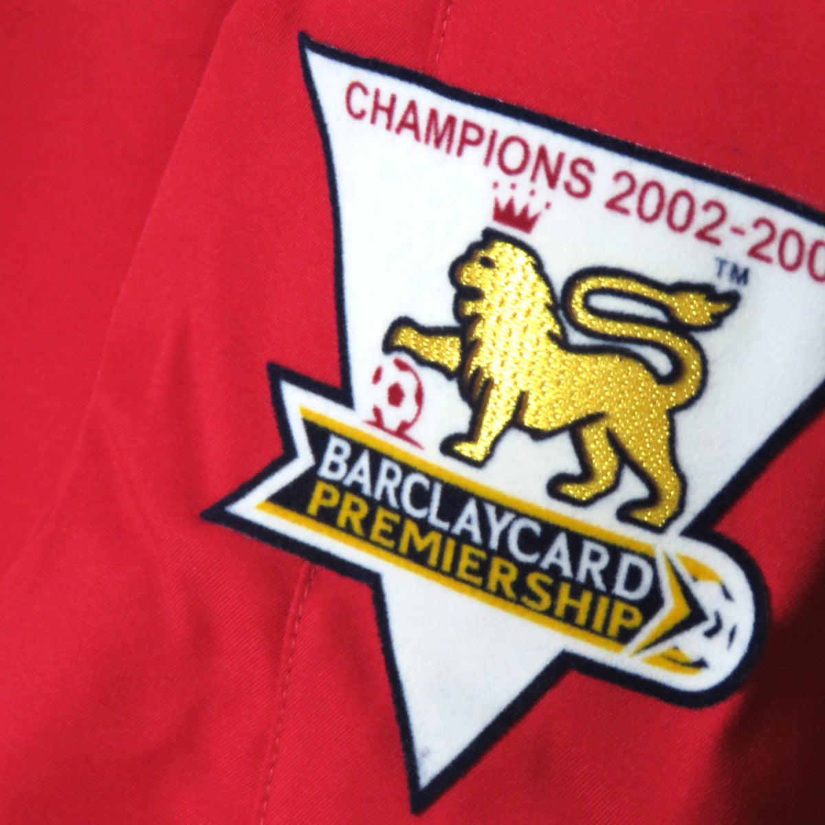Nostalgic Football Shirts Manchester United 2002-04 thuisshirt detail met officiële Barclaycard Premiership kampioensbadge
