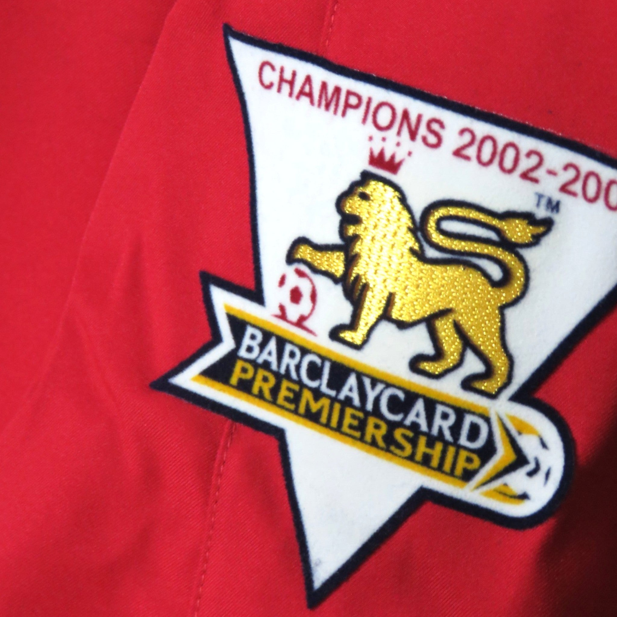 Nostalgic Football Shirts Manchester United 2002-04 thuisshirt detail met officiële Barclaycard Premiership kampioensbadge