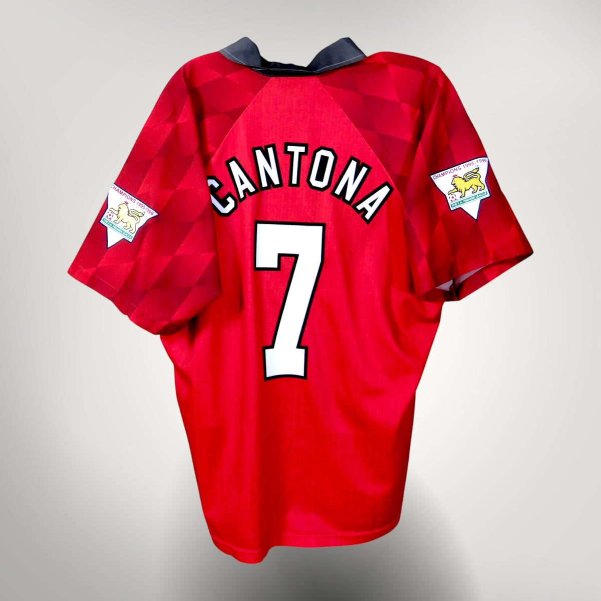 Nostalgic Football Shirts Manchester United 1996-98 thuisshirt rood met Cantona 7 bedrukking en Premier League patches