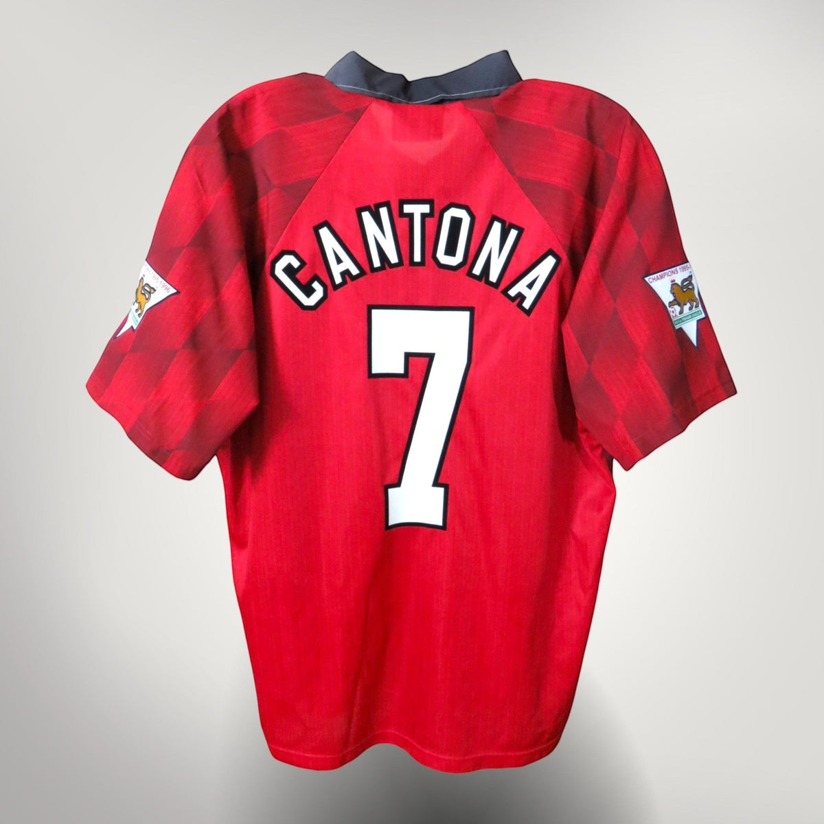 Nostalgic Football Shirts Manchester United 1996-98 thuisshirt rood met Cantona 7 bedrukking en kraag