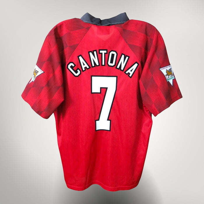 Nostalgic Football Shirts Manchester United 1996-98 thuisshirt rood met Cantona 7 bedrukking en kraag