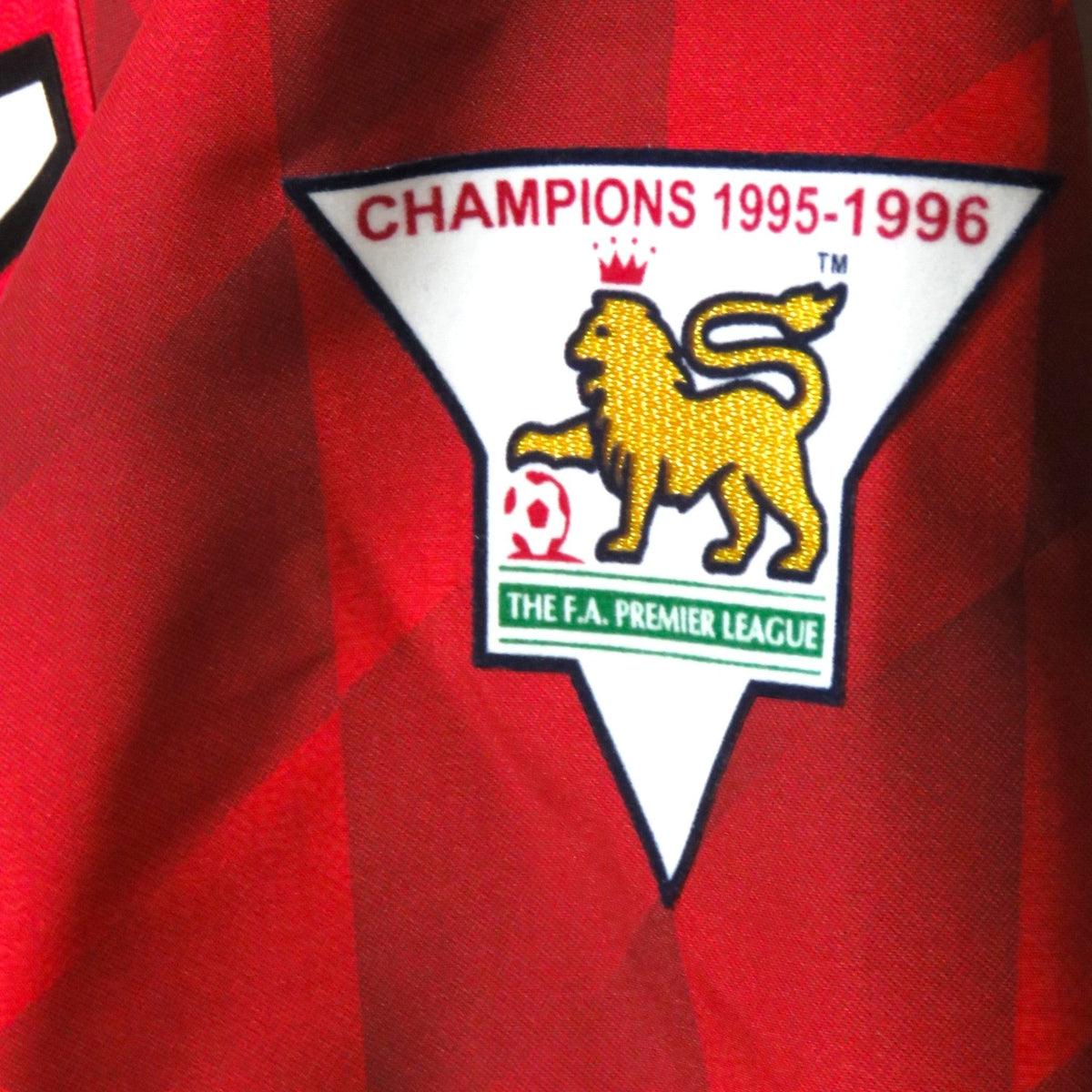Nostalgic Football Shirts Manchester United 1996-98 thuisshirt met officiële FA Premier League Champions 1995-96 badge