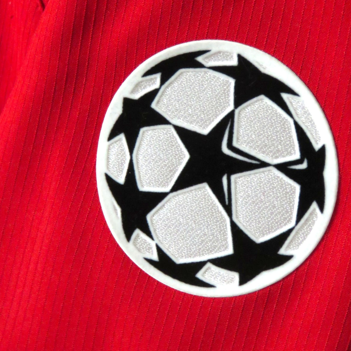 Nostalgic Football Shirts Manchester United 2004-06 thuisshirt detail met geborduurde Champions League badge op rode stof