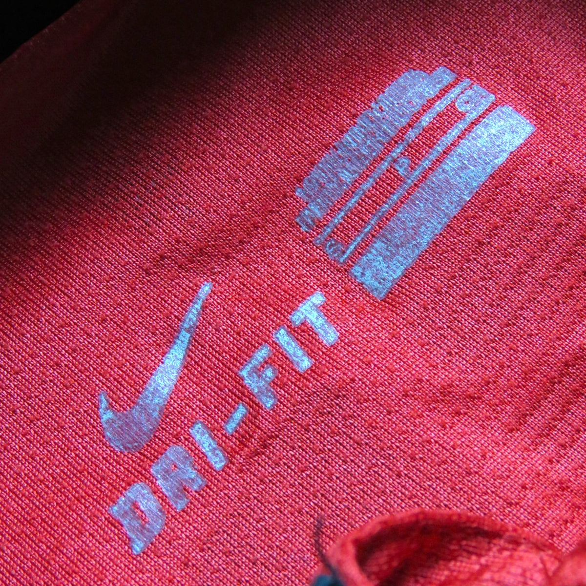 Nostalgic Football Shirts Manchester United 2013-14 shirt detail met Nike Dri-FIT logo op rode stof