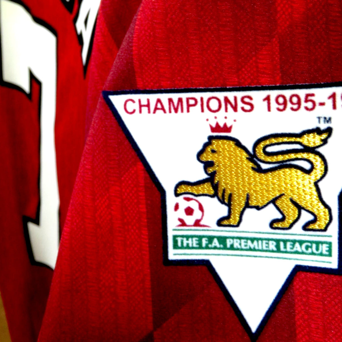 Nostalgic Football Shirts Manchester United 1996-98 thuisshirt met officiële FA Premier League kampioensbadge op mouw