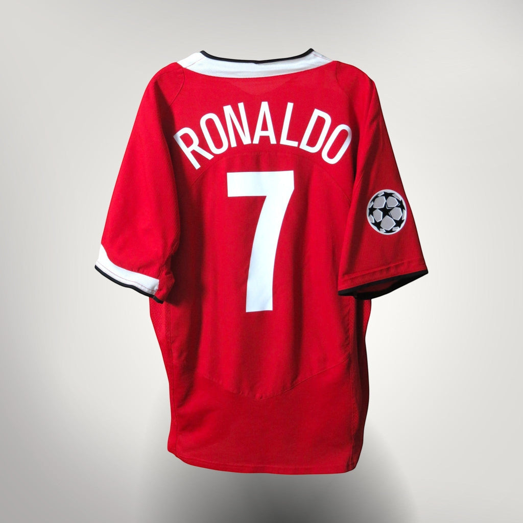 Nostalgic Football Shirts Manchester United 2004-06 thuisshirt rood met Ronaldo nummer 7 bedrukking en Champions League patch