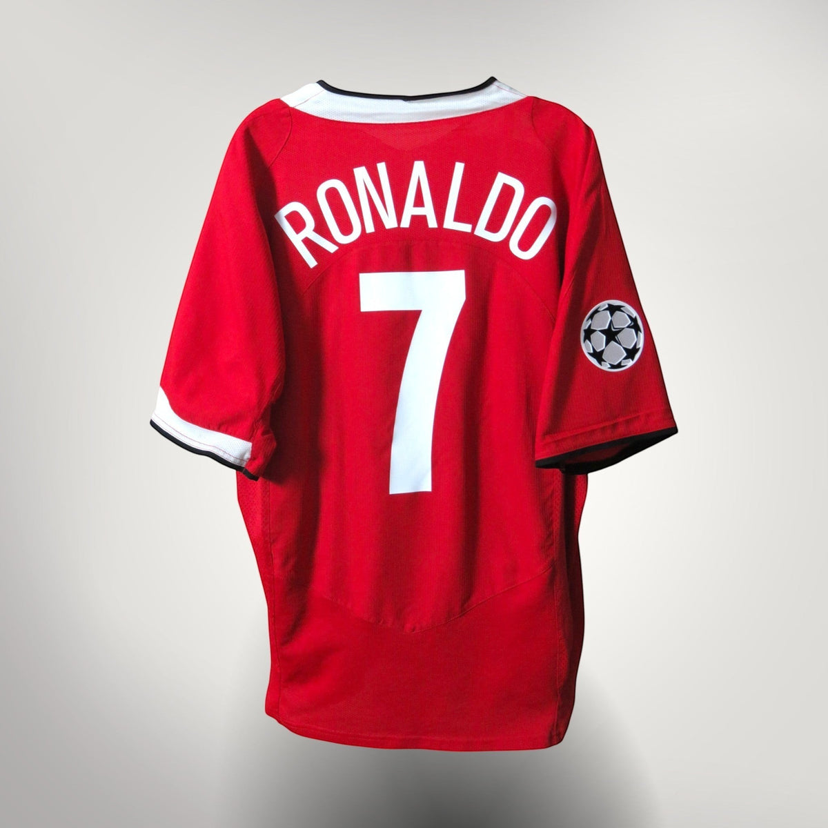 Nostalgic Football Shirts Manchester United 2004-06 thuisshirt rood met Ronaldo nummer 7 bedrukking en Champions League patch