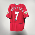 Achterkant van het rode Nostalgic Football Shirts Manchester United 2002-04 thuisshirt met Ronaldo nummer 7 bedrukking