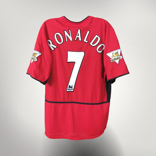Achterkant van het rode Nostalgic Football Shirts Manchester United 2002-04 thuisshirt met Ronaldo nummer 7 bedrukking