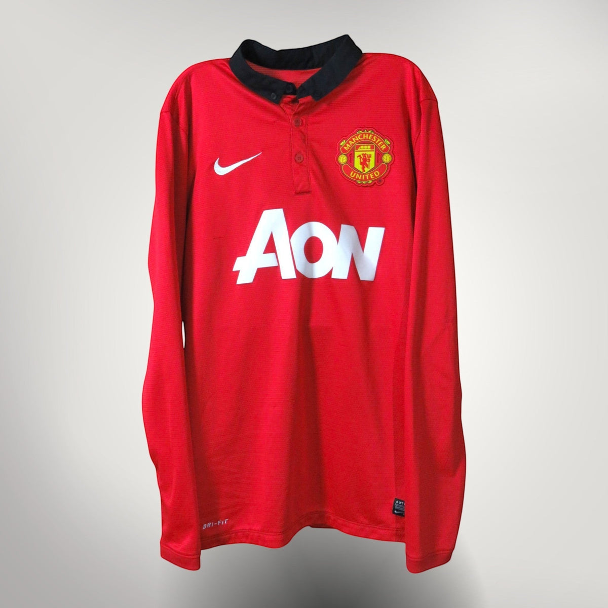 Nostalgic Football Shirts Manchester United 2013-14 rood thuisshirt met lange mouwen, zwarte kraag en Aon-sponsor