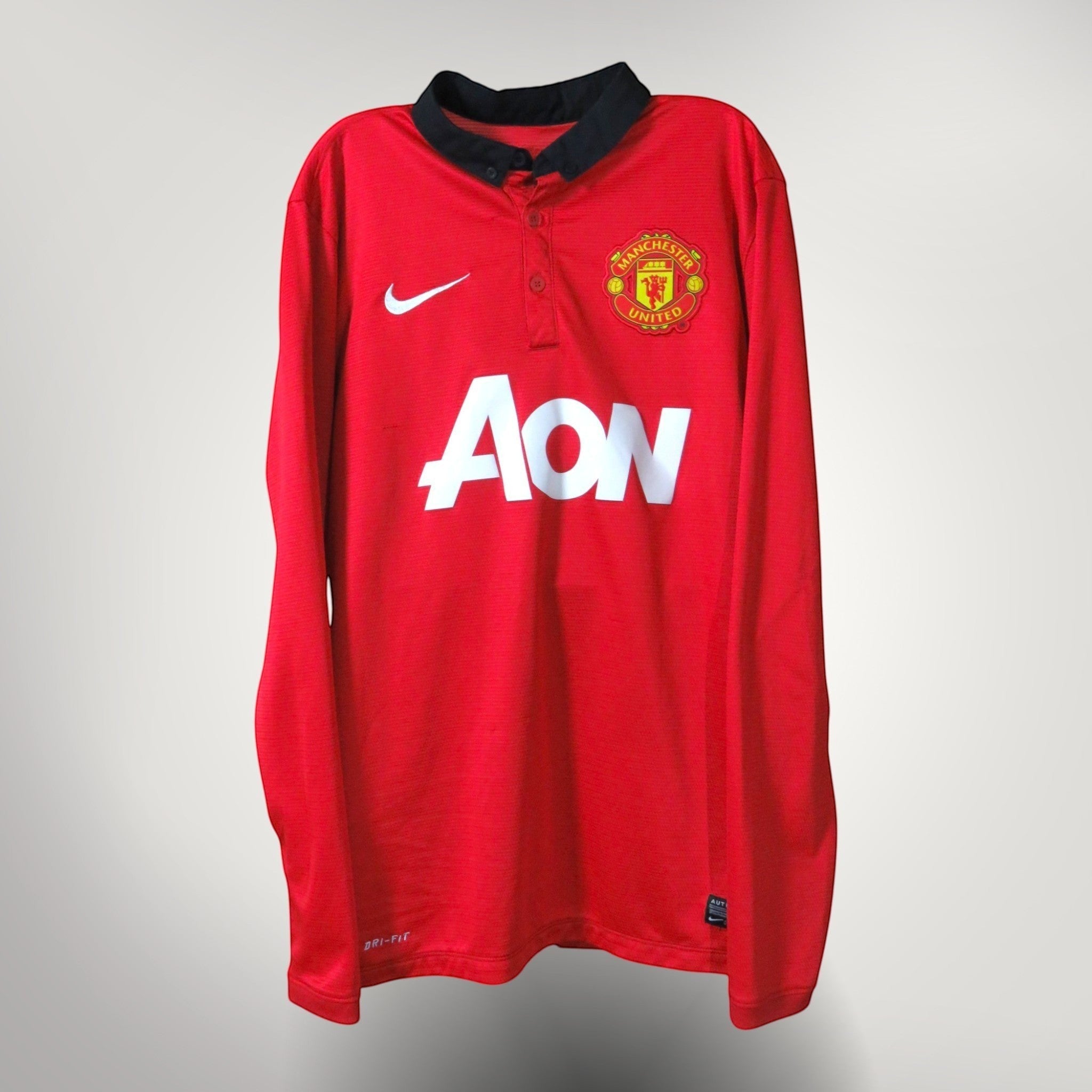 Nostalgic Football Shirts Manchester United 2013-14 rood thuisshirt met lange mouwen, zwarte kraag en Aon-sponsor