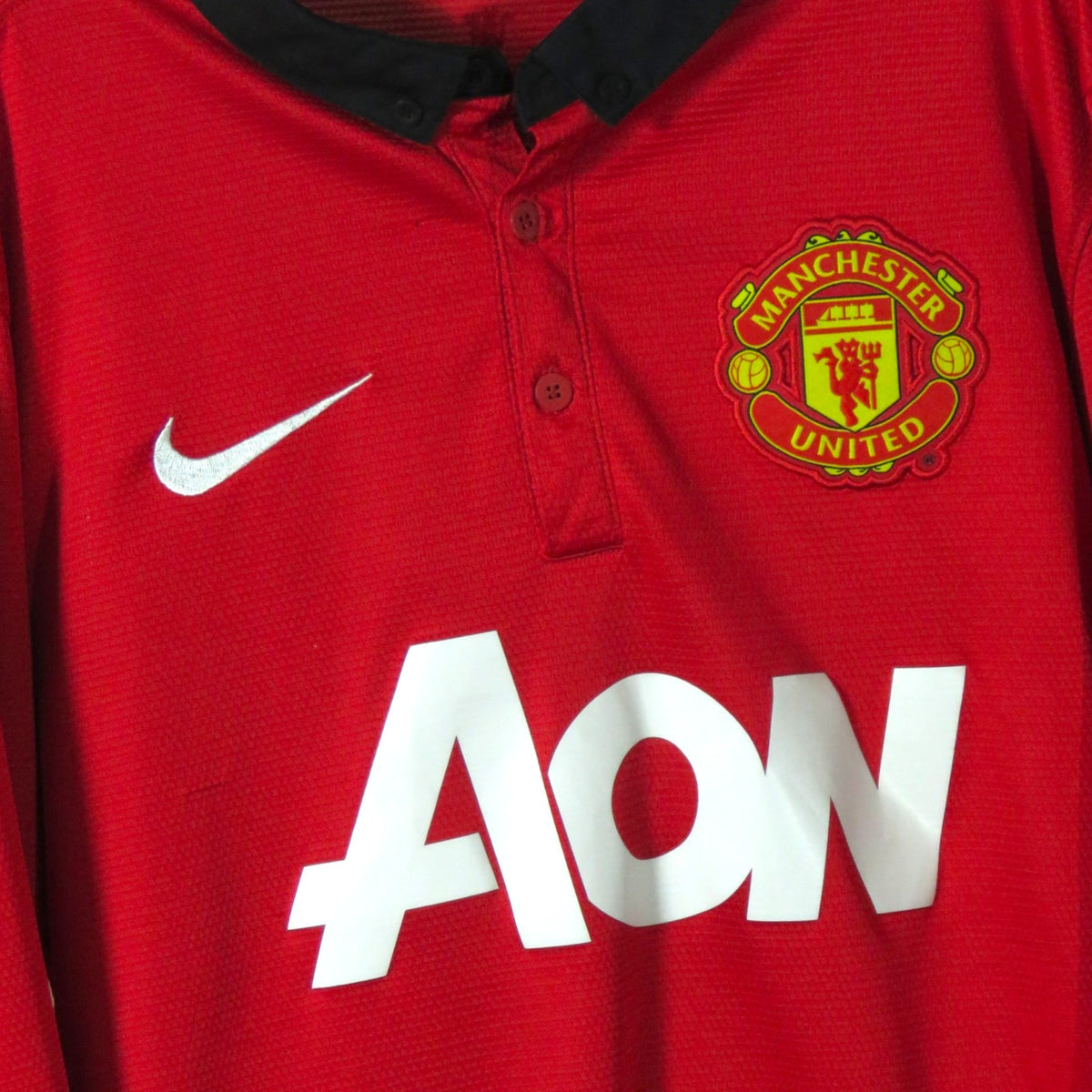 Nostalgic Football Shirts Manchester United 2013-14 thuisshirt in rood met zwarte kraag en Aon sponsorlogo