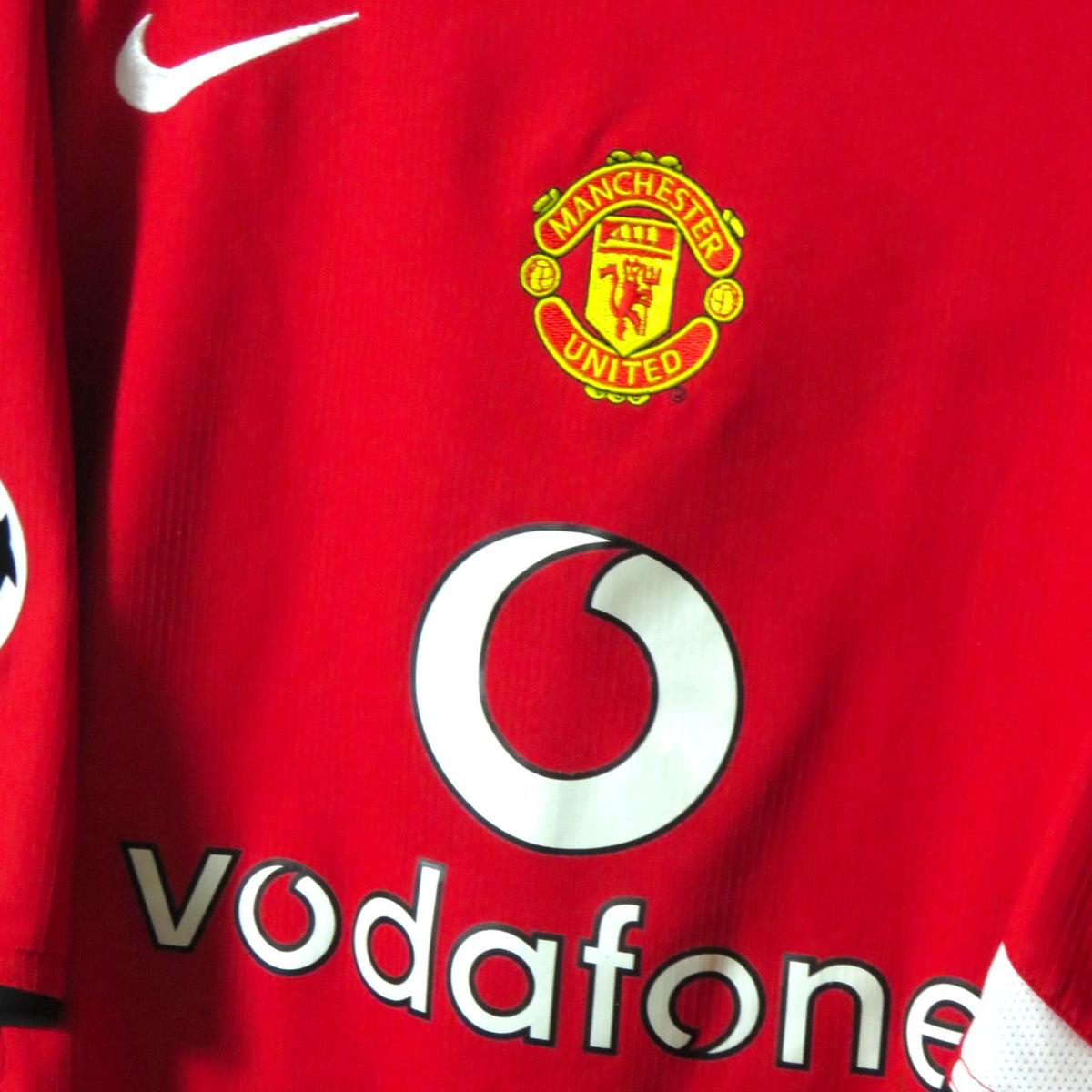 Nostalgic Football Shirts Manchester United 2004-06 thuisshirt in rood met Vodafone sponsor en Nike logo