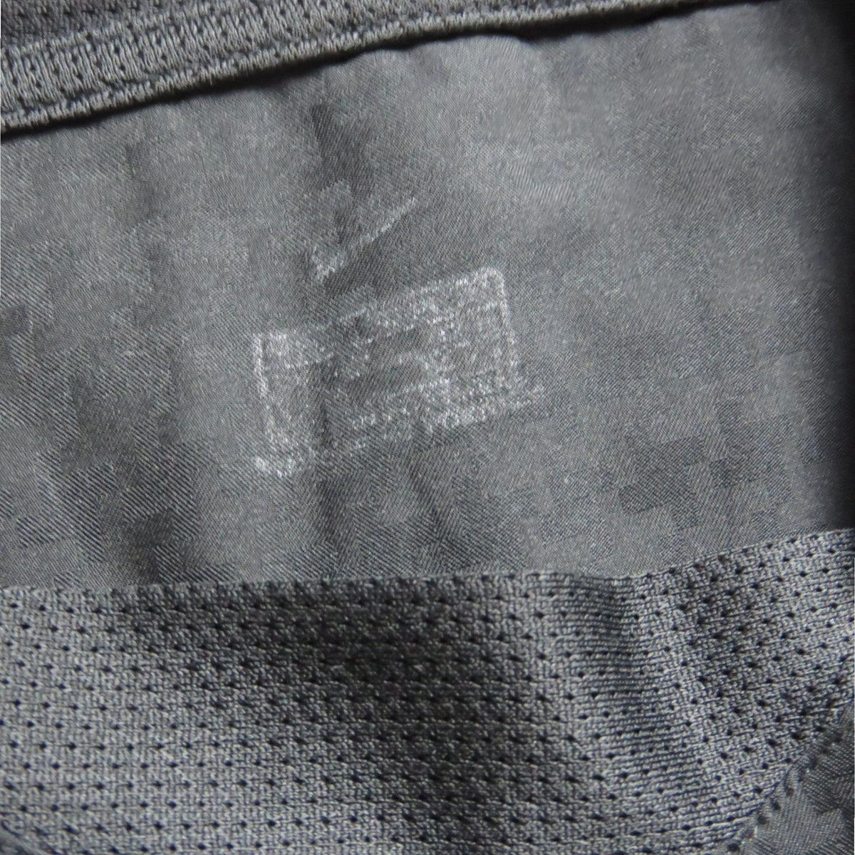 Nostalgic Football Shirts Manchester United 2003-05 uitshirt detail van de zwarte Nike stof met subtiel patroon