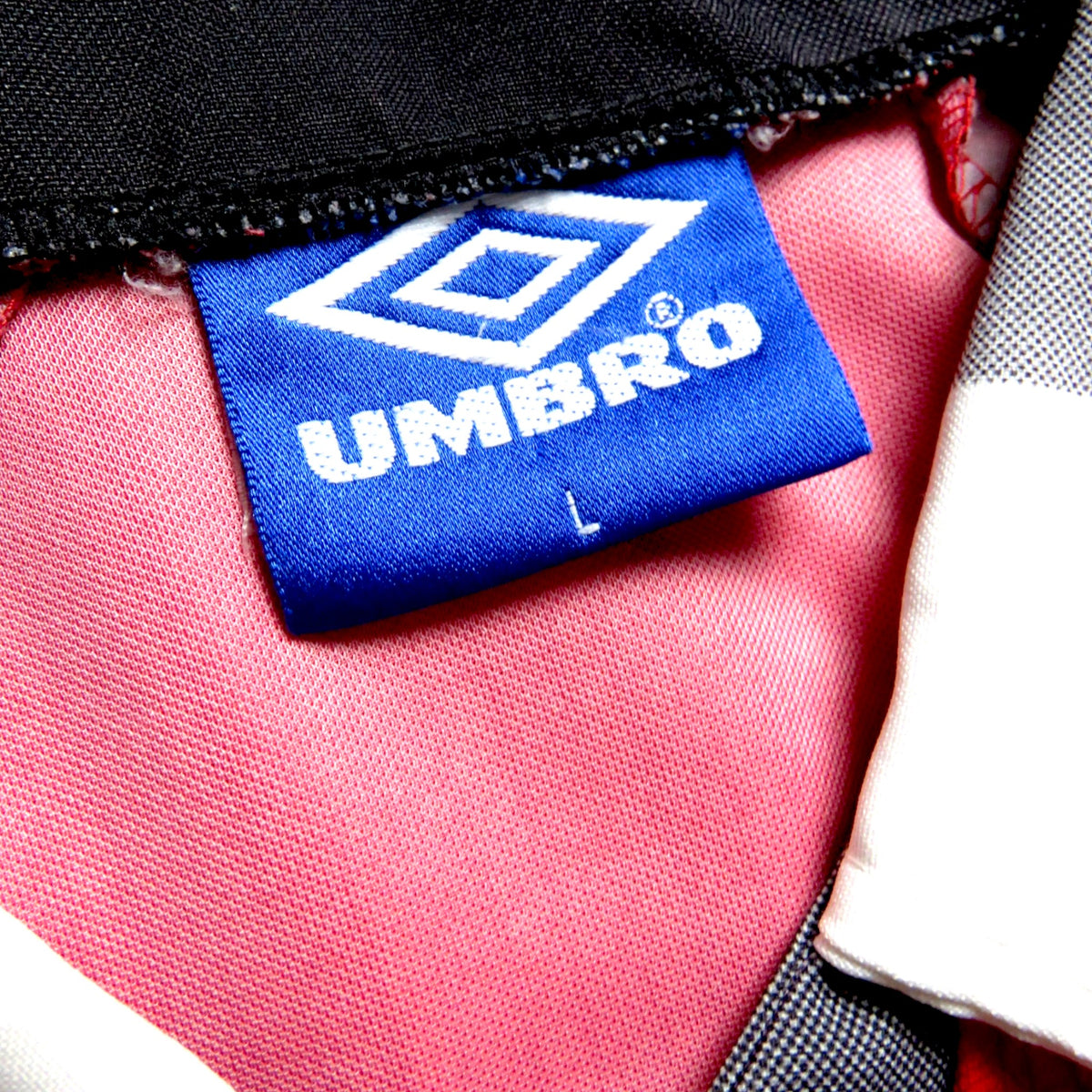 Nostalgic Football Shirts Manchester United 1996-98 thuisshirt label met Umbro logo en maat L