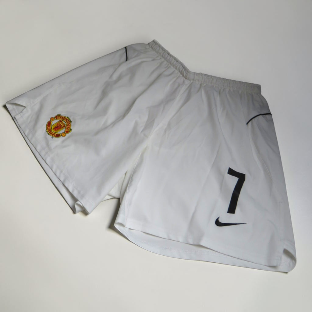 Nostalgic Football Shirts witte Manchester United voetbalshort uit 2004-06 met clubembleem en nummer 7