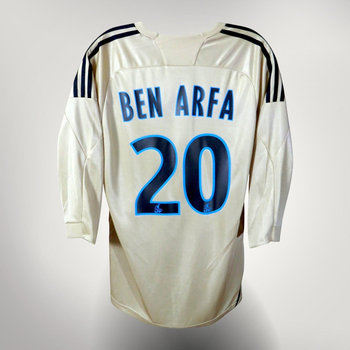Nostalgic Football Shirts Marseille 2008-09 derde voetbalshirt in beige met Ben Arfa nummer 20 bedrukking op de rug.