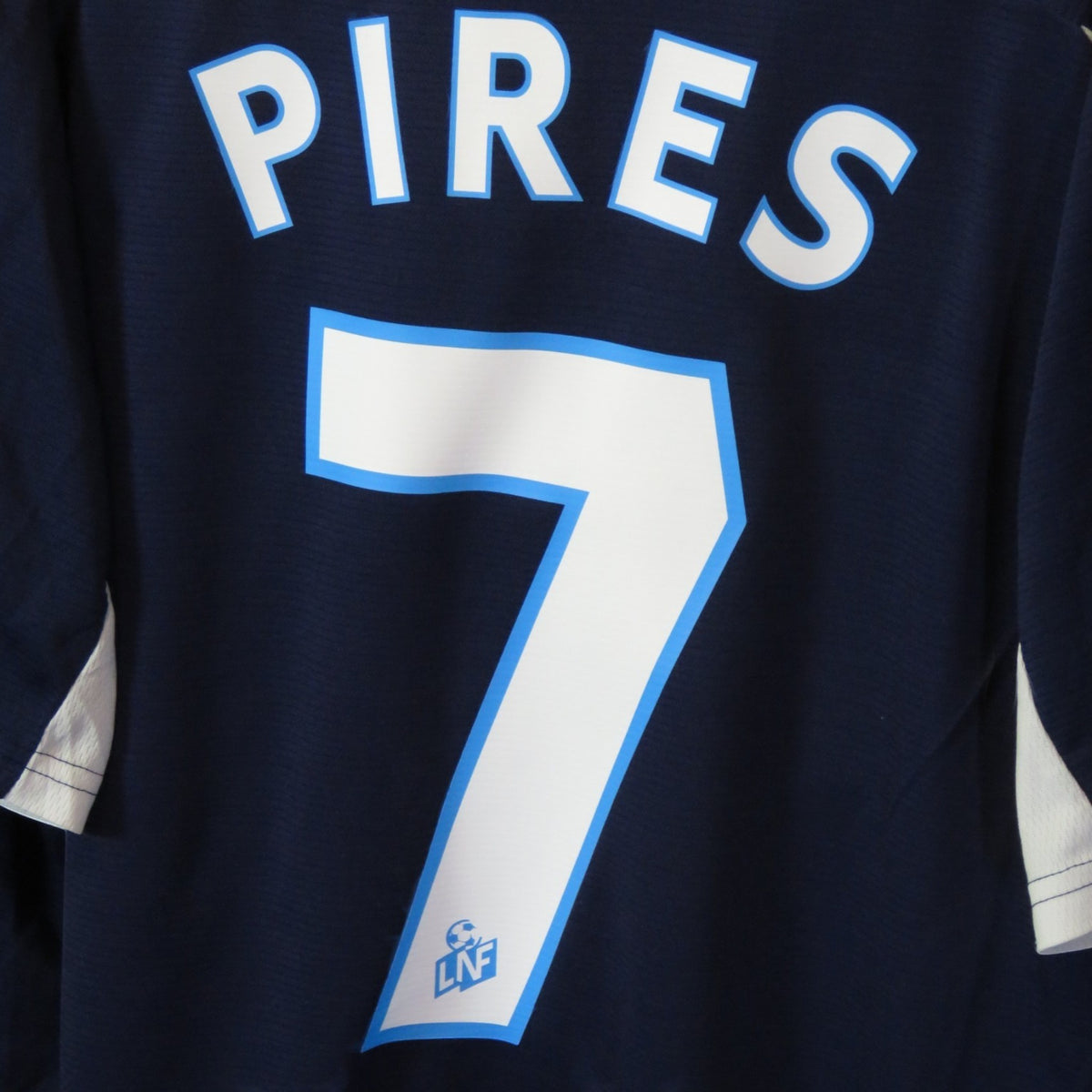 Nostalgic Football Shirts Marseille 1999-2000 uitshirt met Pires 7 bedrukking op de achterzijde