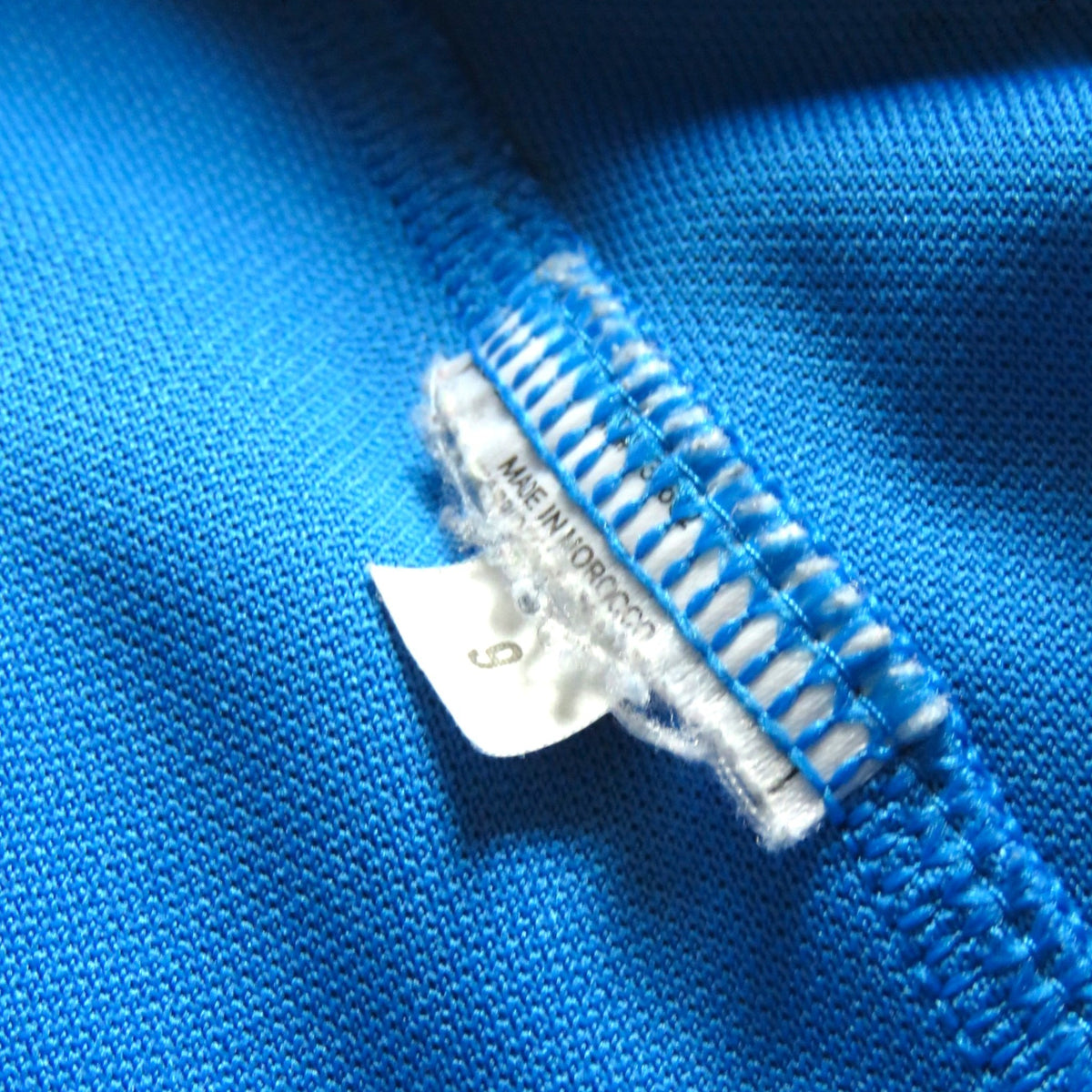 Nostalgic Football Shirts label van het blauwe Nederlands elftal keepersshirt uit 2004 met Made in Morocco detail