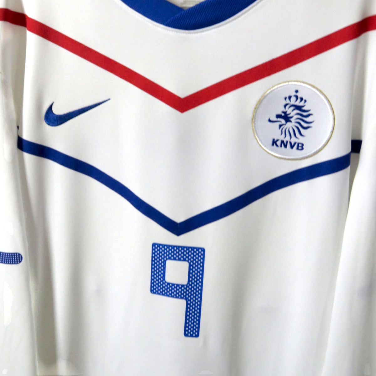 Nostalgic Football Shirts Nederlands 2010-12 uitshirt wit met blauw nummer 9 van Van Persie en KNVB-logo