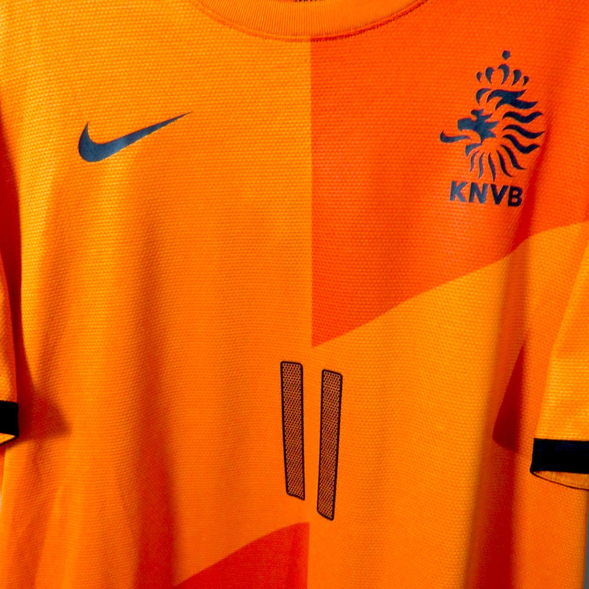 Nostalgic Football Shirts Nederlands 2012-14 thuisshirt oranje met KNVB-logo, Nike swoosh en rugnummer 11 van Robben.