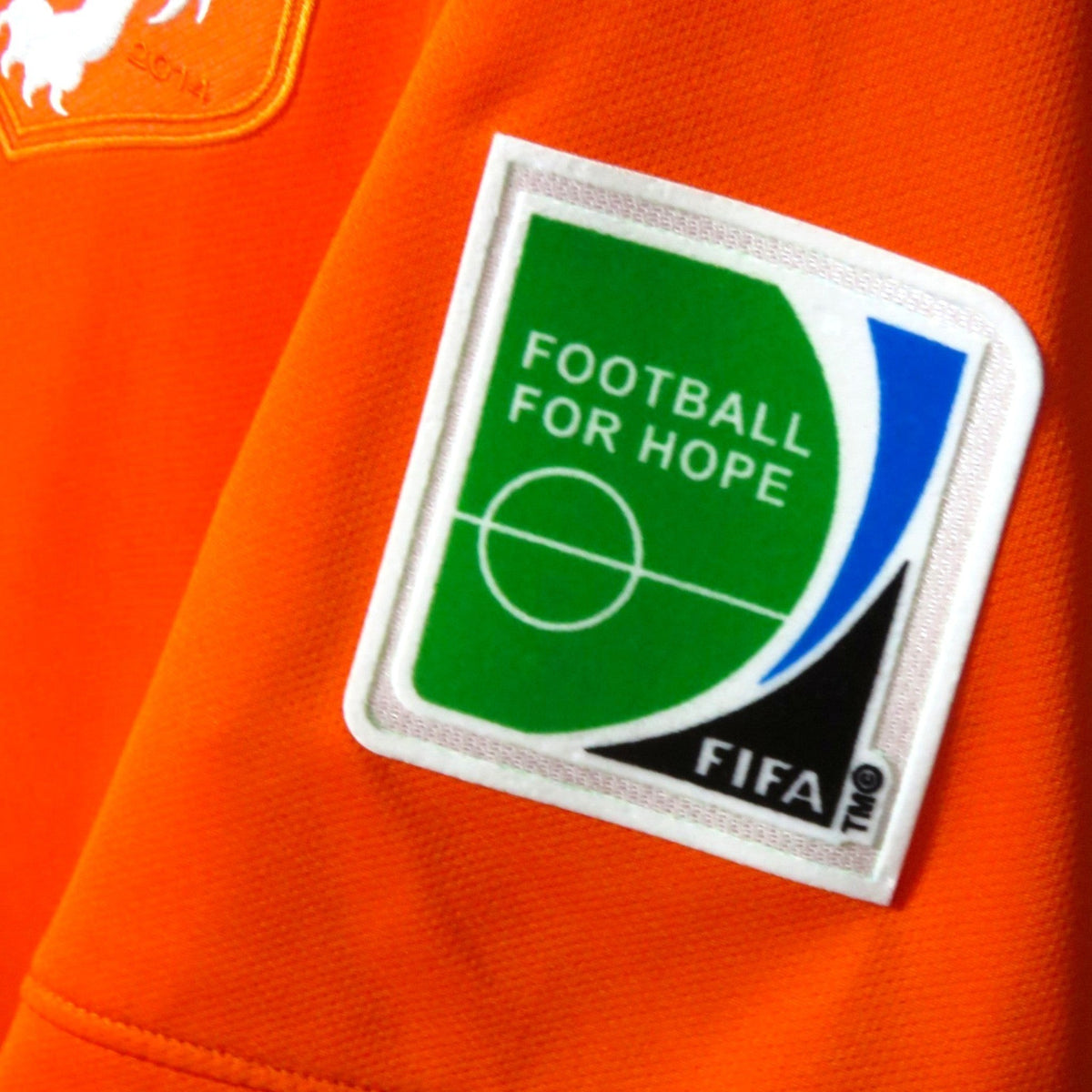 Nostalgic Football Shirts Nederlands 2014-15 thuisshirt met officiële FIFA Football for Hope badge op de mouw