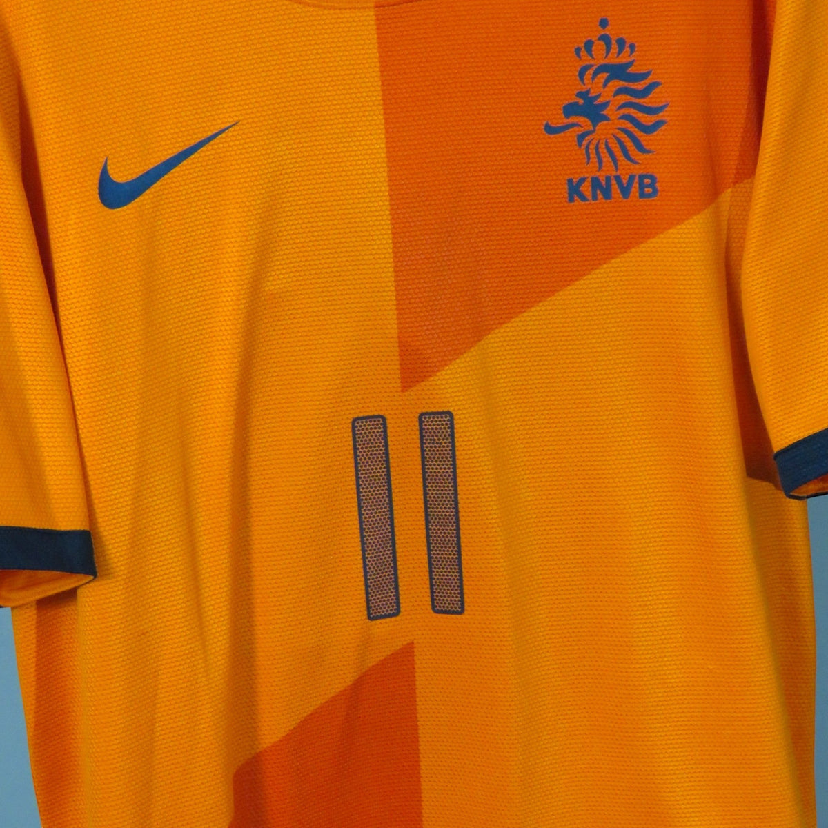 Nostalgic Football Shirts Nederlands 2012-14 thuisshirt in oranje met KNVB-leeuw, Nike-logo en rugnummer 11 van Robben.