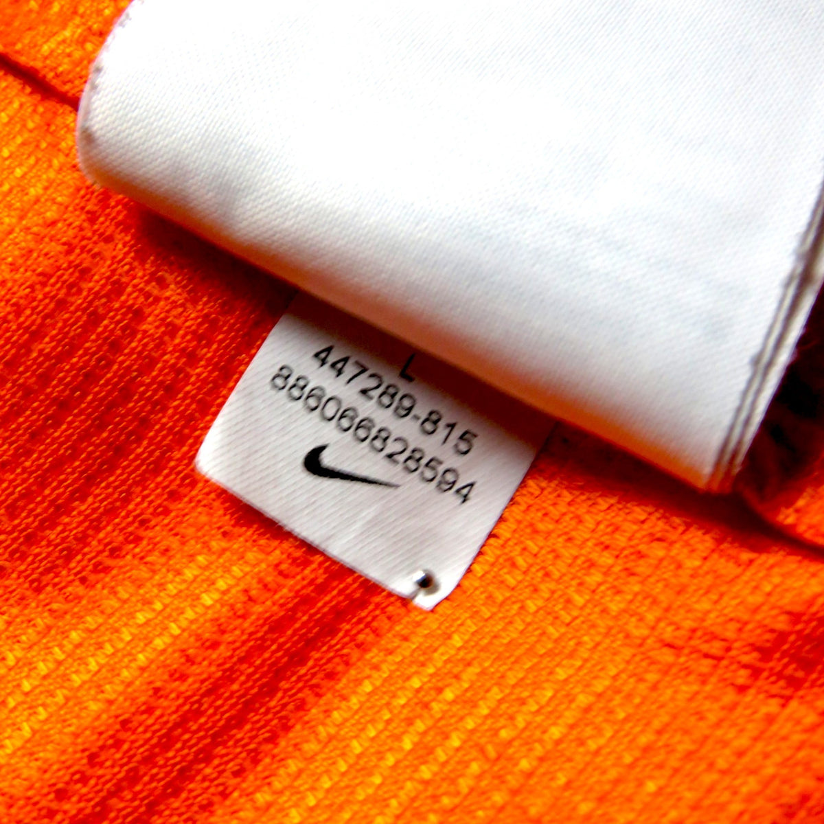 Nostalgic Football Shirts Nederlands 2012-14 thuisshirt maatlabel met Nike logo en productcode