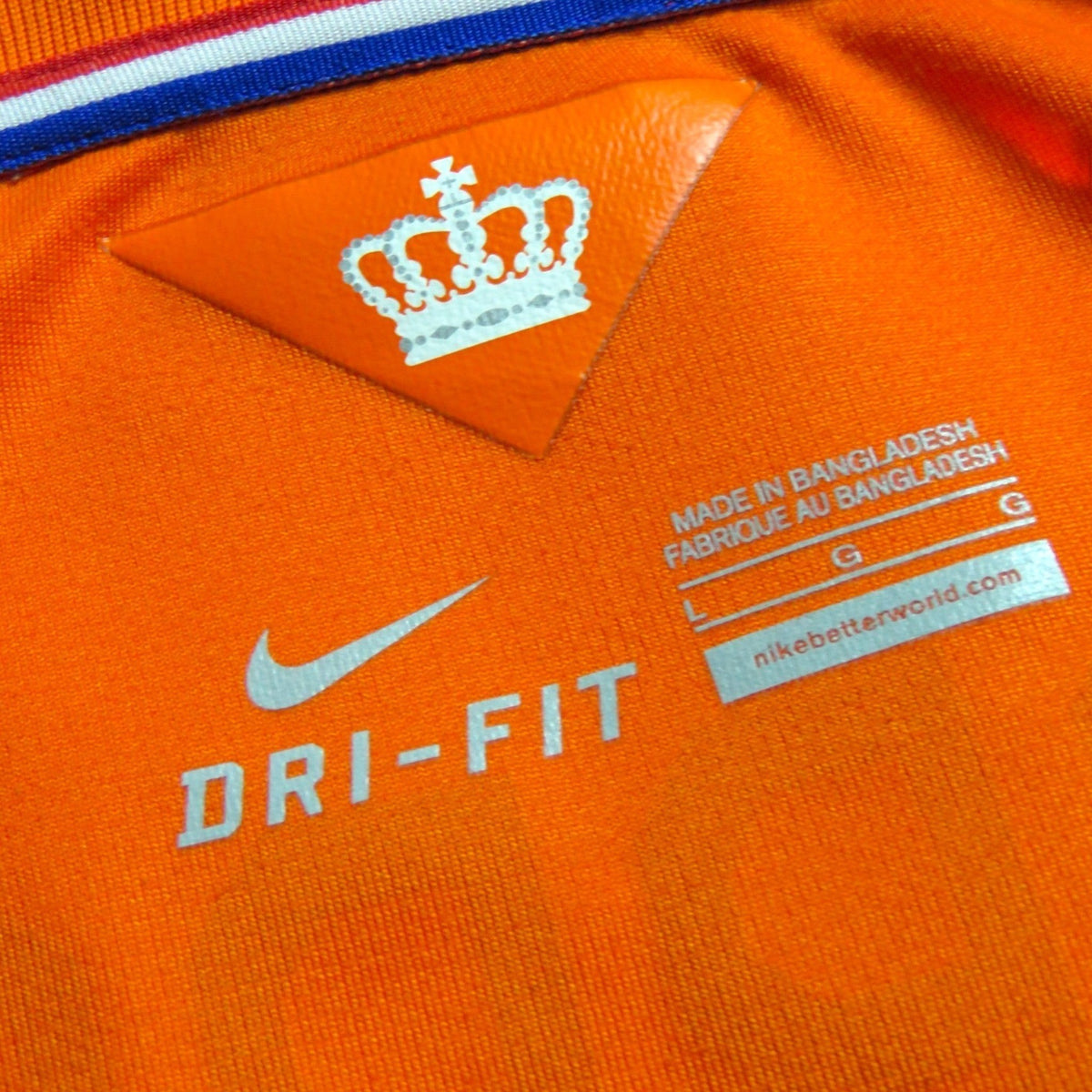 Nostalgic Football Shirts Nederlands 2014-15 thuisshirt detail met Nike Dri-FIT logo en kroon icoon in de nek