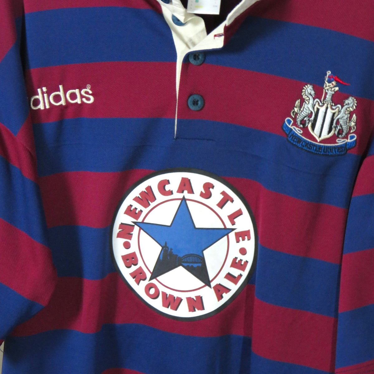 Nostalgic Football Shirts Newcastle United 1995-97 uitshirt met bordeaux en blauwe strepen en Newcastle Brown Ale logo