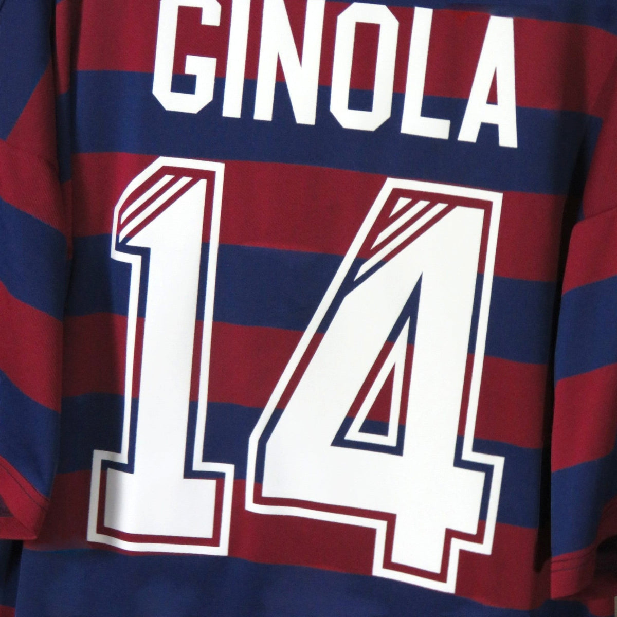 Achterkant van het Nostalgic Football Shirts Newcastle United 1995-97 uitshirt met Ginola 14 bedrukking in bordeauxrood en blauw.