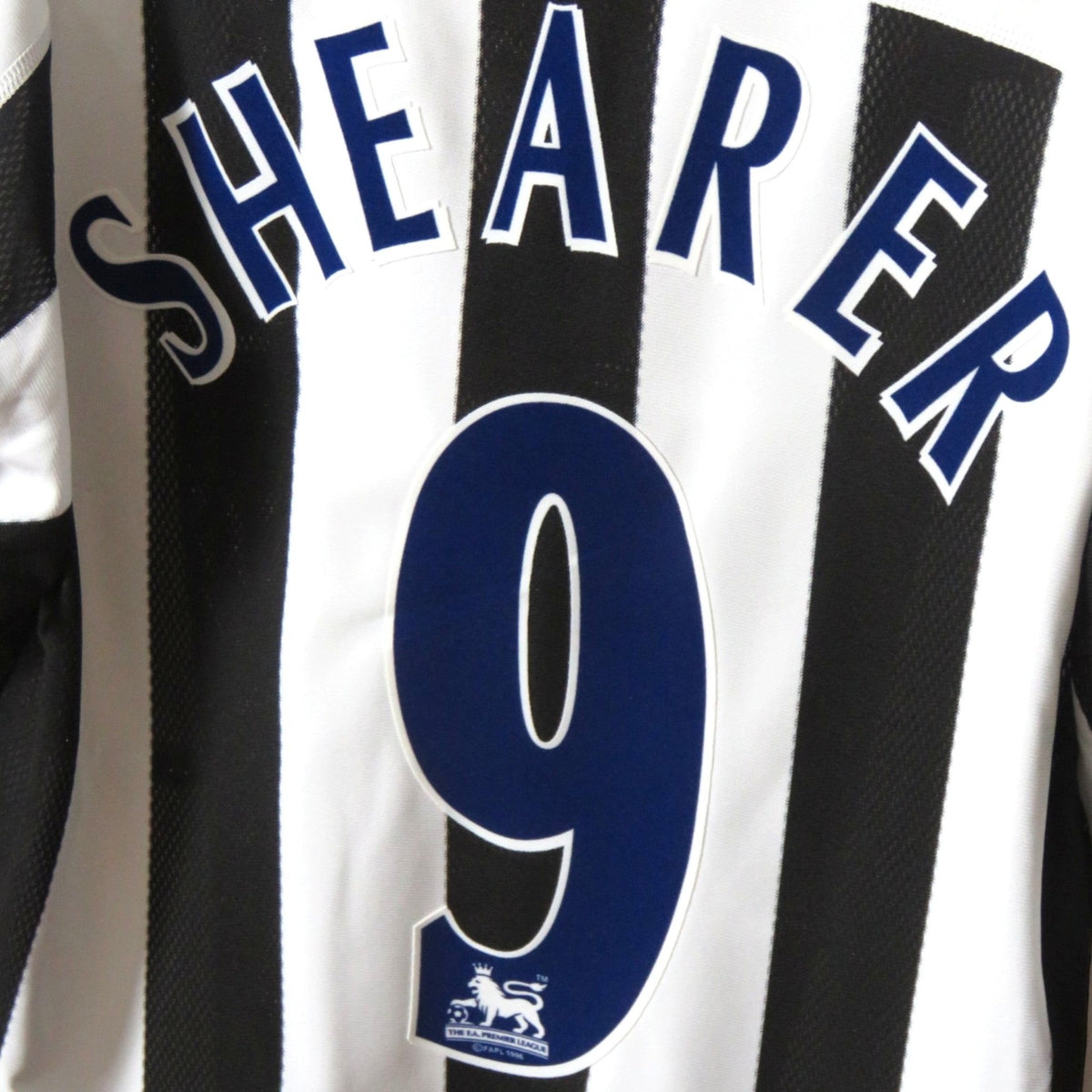 Nostalgic Football Shirts Newcastle United 2003-05 thuisshirt met Shearer 9 bedrukking in zwart-witte strepen