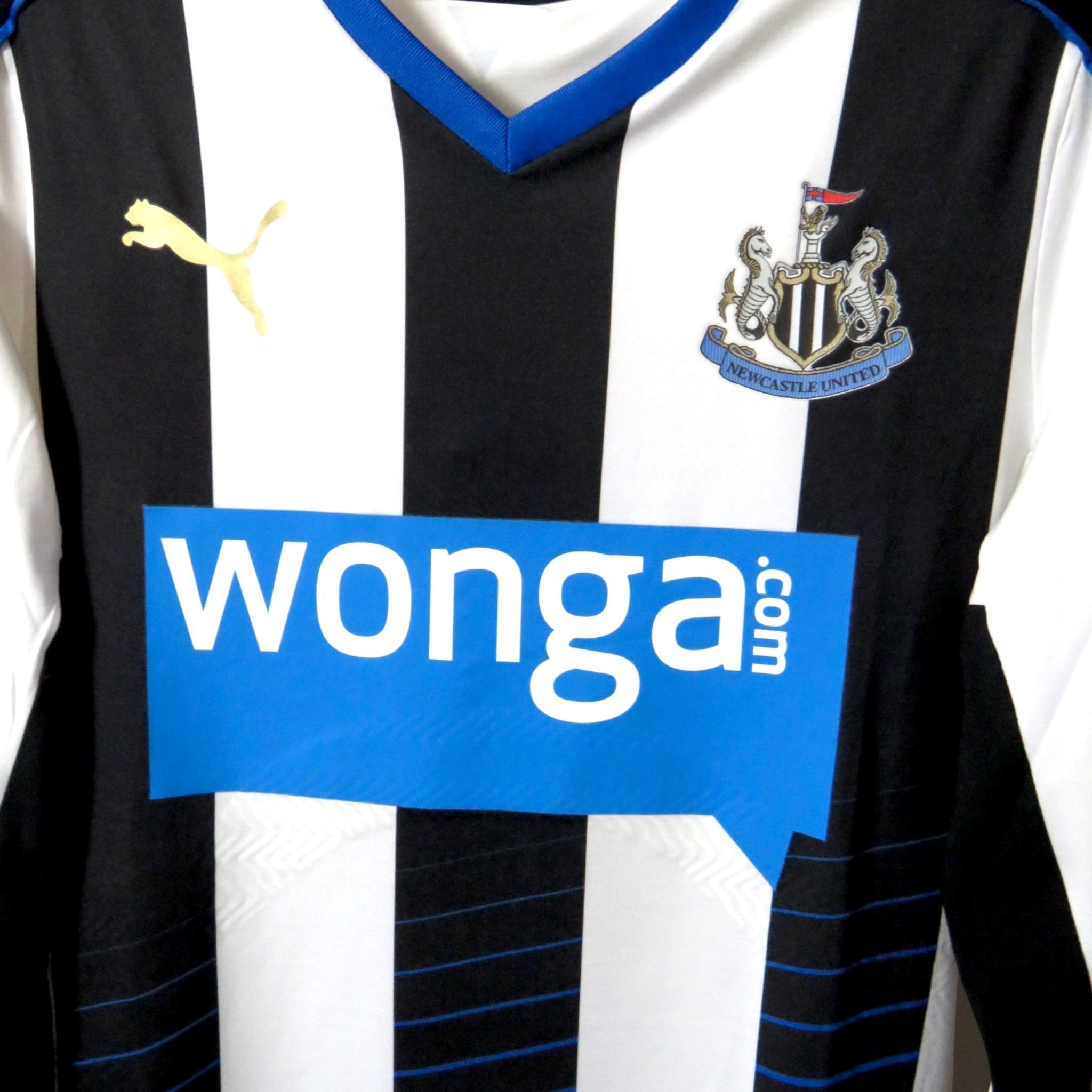 Nostalgic Football Shirts Newcastle United 2015-16 thuisshirt met zwart-witte strepen, Puma logo en Wonga sponsor.
