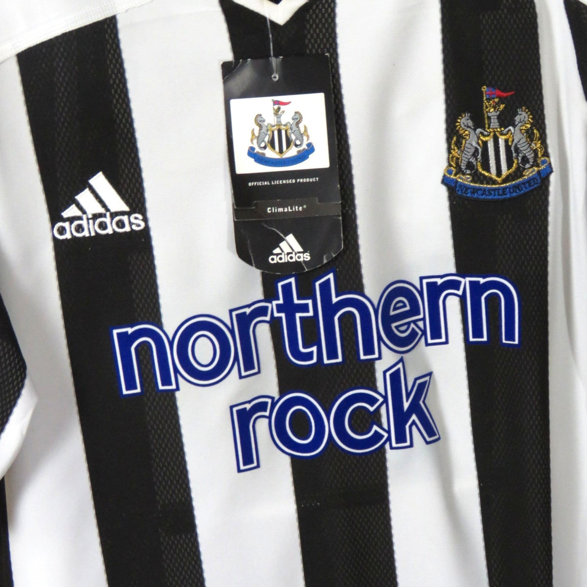 Nostalgic Football Shirts Newcastle United 2003-05 thuisshirt met zwart-witte strepen, Adidas logo en Northern Rock sponsor