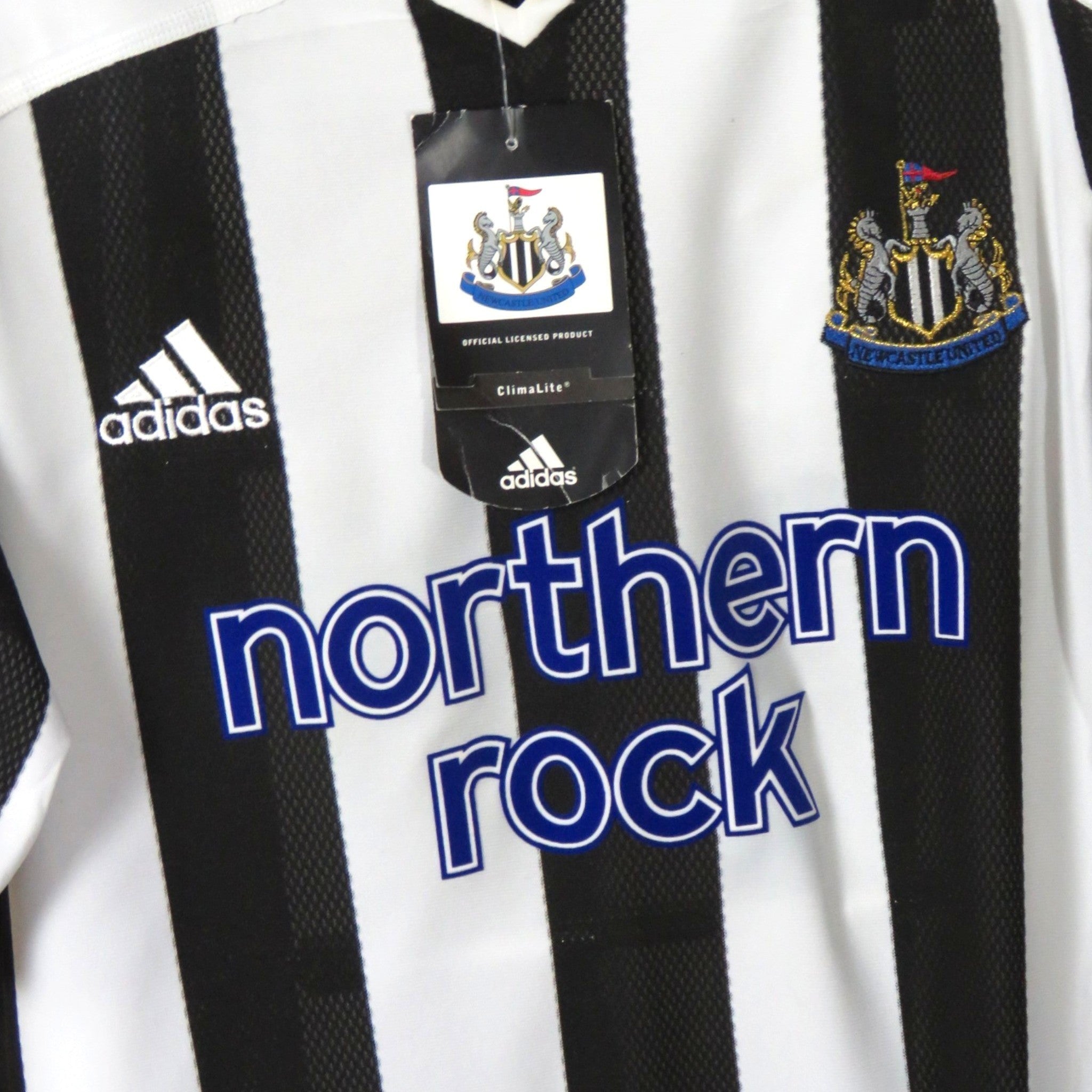 Nostalgic Football Shirts Newcastle United 2003-05 thuisshirt met zwart-witte strepen, Adidas logo en Northern Rock sponsor