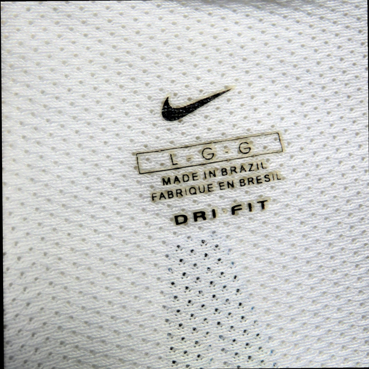 Nostalgic Football Shirts detail van het witte Nike Dri-FIT label in de nek van het Brazilië 2004-06 voetbalshirt