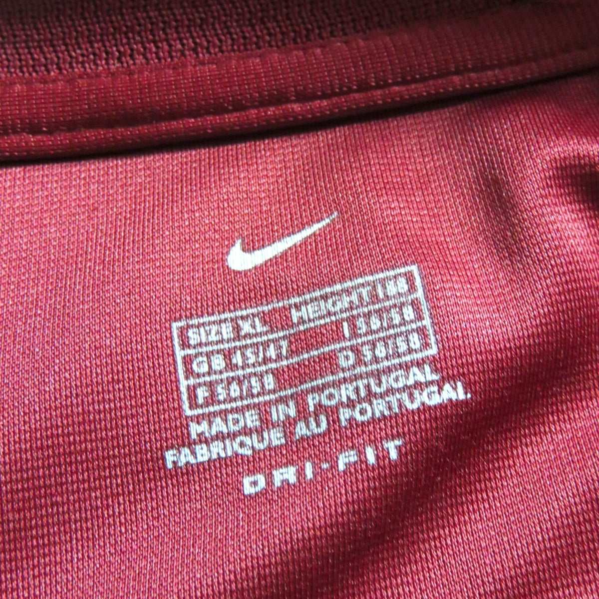 Nostalgic Football Shirts Portugal 2000-02 thuisshirt maat XL label met Nike logo en Dri-Fit technologie