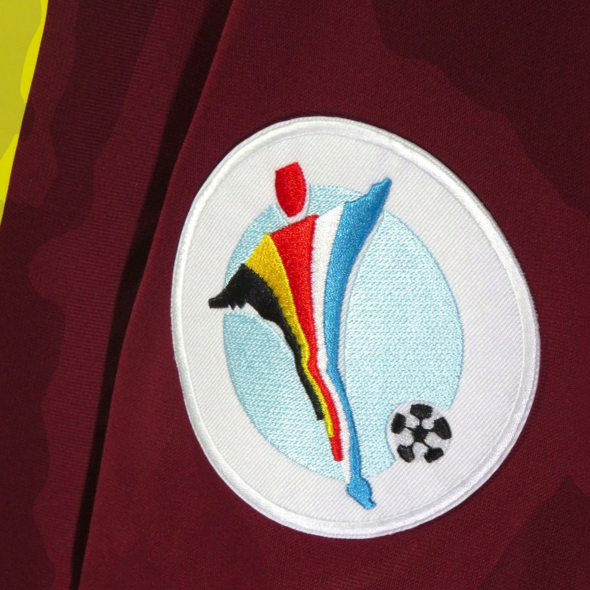 Nostalgic Football Shirts Portugal 2000-02 thuisshirt detail met geborduurd Euro 2000 toernooi embleem op rode stof