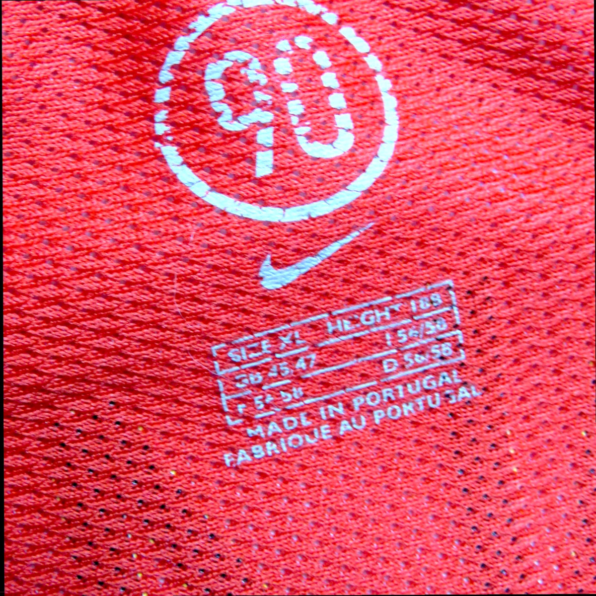 Nostalgic Football Shirts Portugal 2004-06 thuisshirt detail met Nike Total 90 logo en maatlabel in rode meshstof