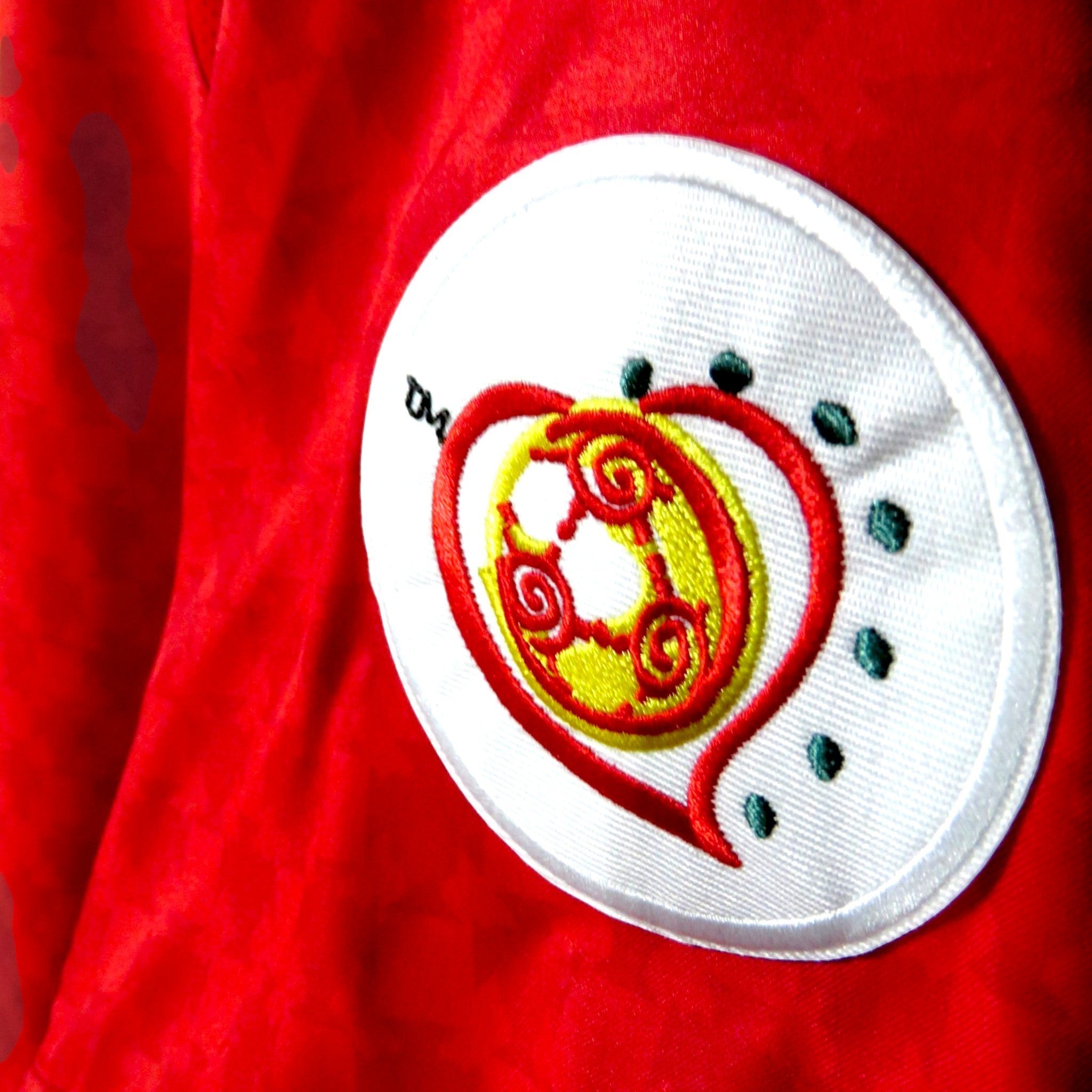 Nostalgic Football Shirts Portugal 2004-06 thuisshirt detail met geborduurd embleem op rode stof