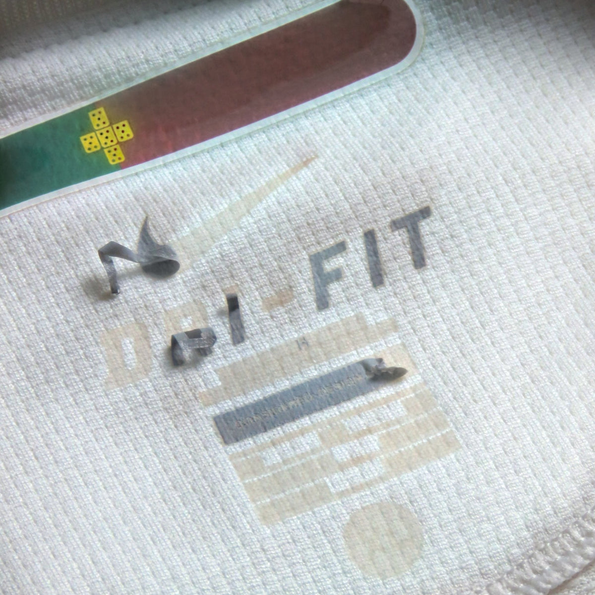 Nostalgic Football Shirts Portugal 2010-11 uitshirt detail met Nike Dri-FIT logo en FPF embleem op witte stof