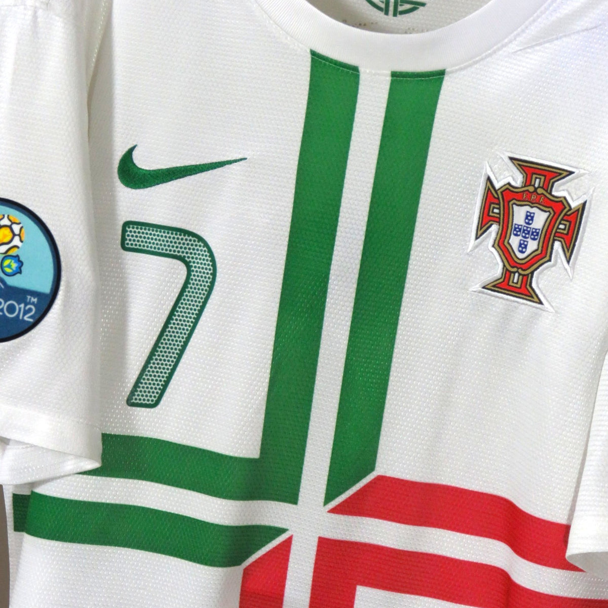 Nostalgic Football Shirts Portugal 2012-13 uitshirt wit met groen-rode details, FPF-embleem, Nike-logo en rugnummer 7
