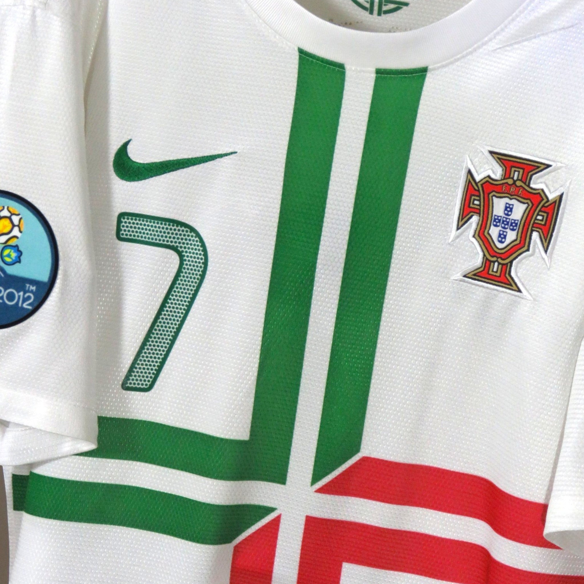 Nostalgic Football Shirts Portugal 2012-13 uitshirt wit met groen-rode details, FPF-embleem, Nike-logo en rugnummer 7