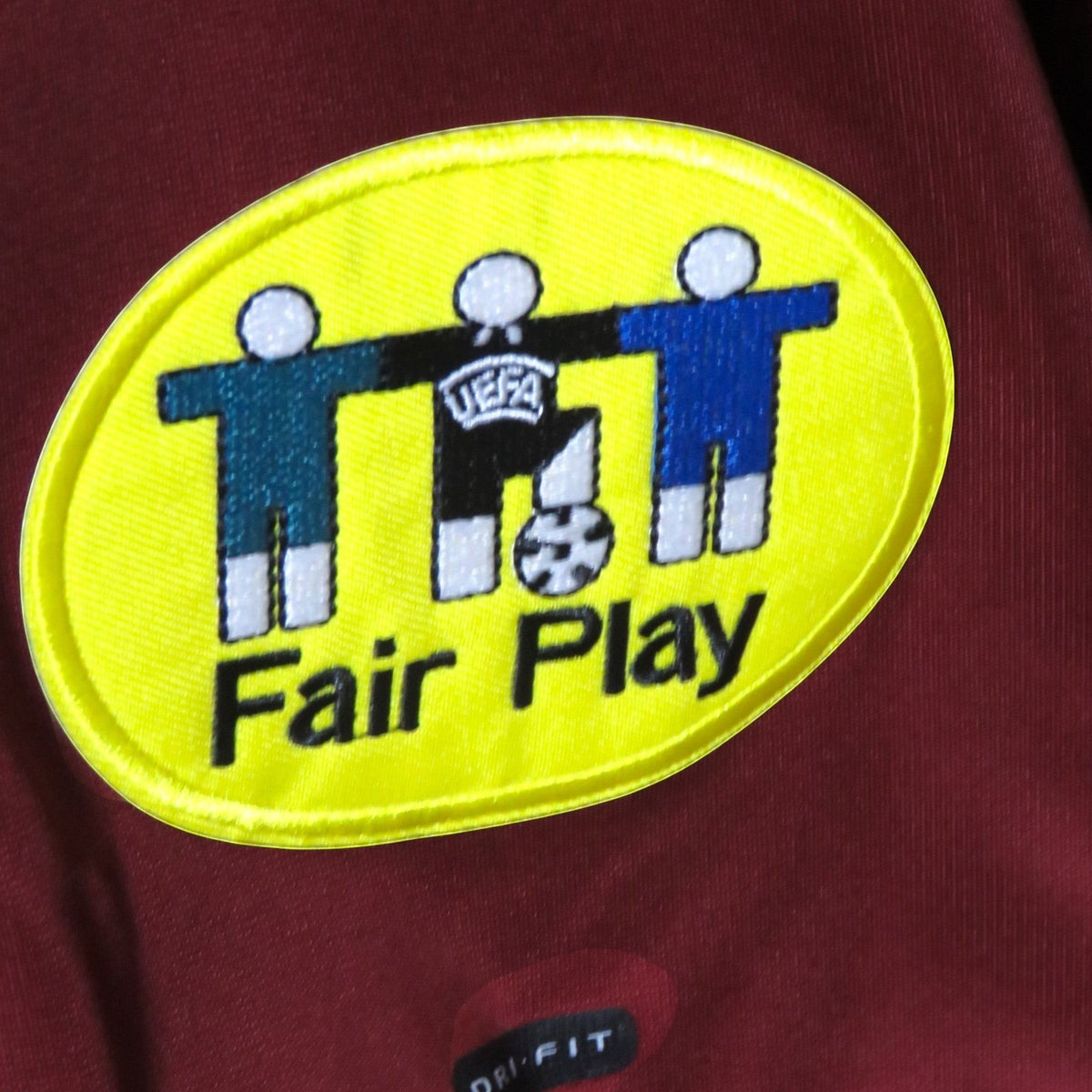 Nostalgic Football Shirts Portugal 2000-02 voetbalshirt met Fair Play-embleem op de dieprode stof